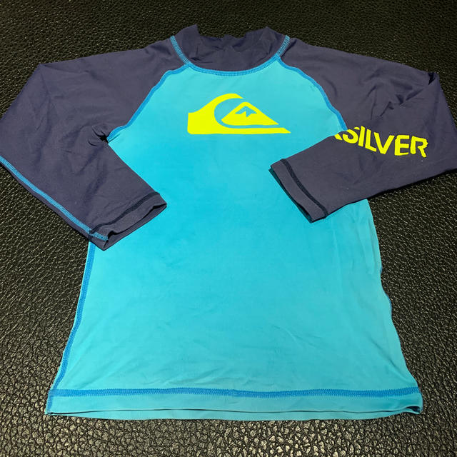 QUIKSILVER(クイックシルバー)のtito様専用★QUICKSILVER ラッシュガード110 キッズ/ベビー/マタニティのキッズ服男の子用(90cm~)(水着)の商品写真