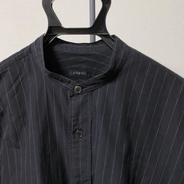 COMOLI(コモリ)のcomoli 2019awバンドカラーシャツ　 サイズ1  チョークストライプ メンズのトップス(シャツ)の商品写真