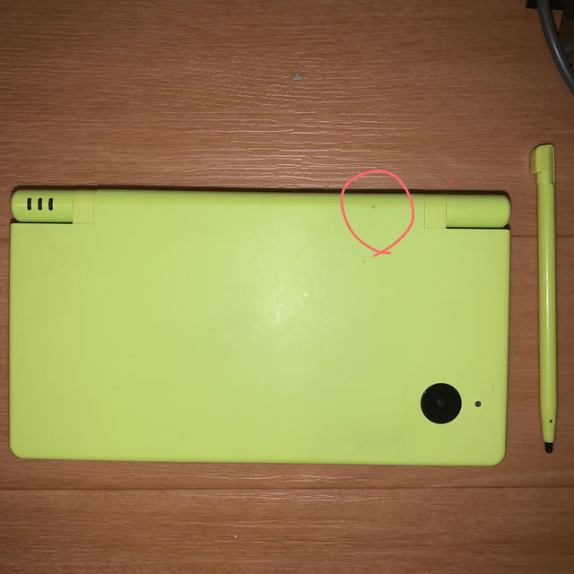 ニンテンドーDS(ニンテンドーDS)のNintendo DSi LIME GREEN 充電器付き エンタメ/ホビーのゲームソフト/ゲーム機本体(携帯用ゲーム機本体)の商品写真