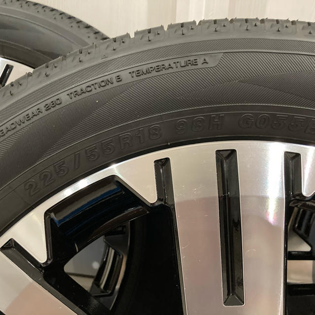 三菱(ミツビシ)の三菱　デリカd5  純正タイヤ　225/55R18 自動車/バイクの自動車(タイヤ・ホイールセット)の商品写真