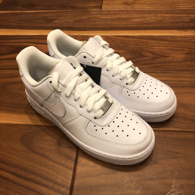 NIKE(ナイキ)の【新品/未使用/入手困難】WMNS AIR FORCE 1 07 エアフォース1 レディースの靴/シューズ(スニーカー)の商品写真