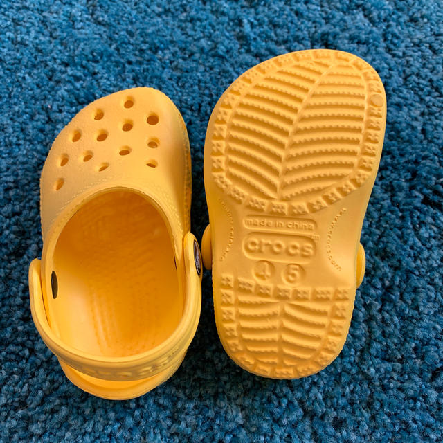 crocs(クロックス)のクロックス C45 子供用12～13cm キッズ 黄色 キッズ/ベビー/マタニティのベビー靴/シューズ(~14cm)(サンダル)の商品写真