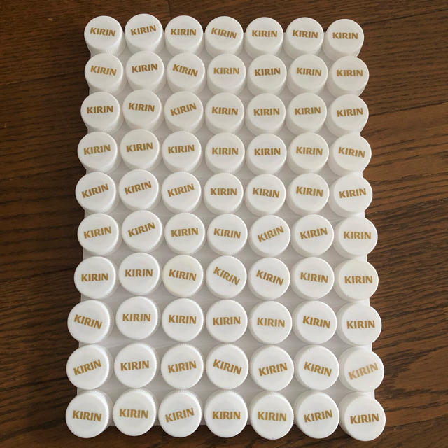 キリン(キリン)のペットボトルキャップ 白70個 ハンドメイドの素材/材料(その他)の商品写真