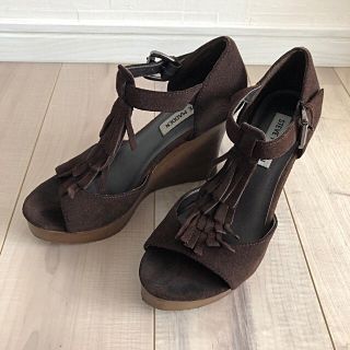 スティーブマデン(Steve Madden)の【STEVE MADDEN】フリンジウェッジソール ブラウン23.5㎝ サンダル(サンダル)