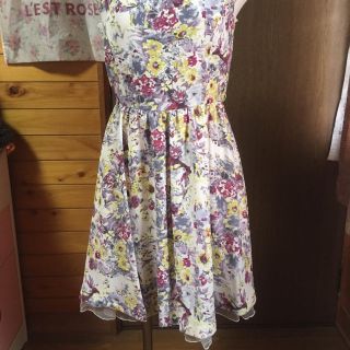 レストローズ(L'EST ROSE)の美品☆L'EST LOSE 2（M）☆オシャレな花柄ワンピース(ひざ丈ワンピース)