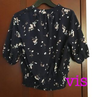 ヴィス(ViS)のvis 花柄トップス【美品】紺色(カットソー(半袖/袖なし))