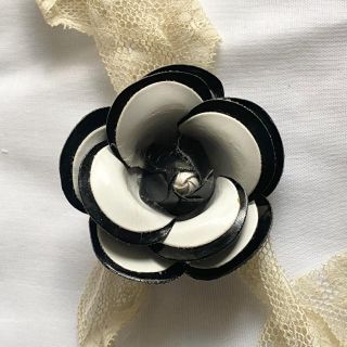 グリモワール(Grimoire)のCamellia brooch(ブローチ/コサージュ)