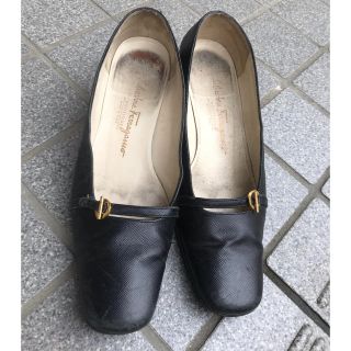 サルヴァトーレフェラガモ(Salvatore Ferragamo)のフェラガモ　パンプス　黒　金　金具(ハイヒール/パンプス)