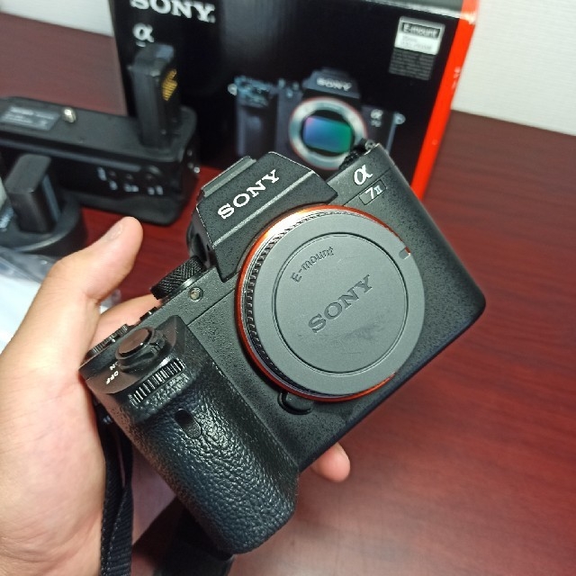 SONY(ソニー)のBENNY様専用 α7m2 バッテリーグリップ付 スマホ/家電/カメラのカメラ(ミラーレス一眼)の商品写真