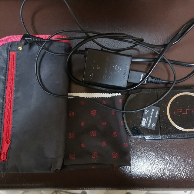 PlayStation Portable(プレイステーションポータブル)のPSP-3000 XRBレッド/ブラックとウイイレ2012のセット エンタメ/ホビーのゲームソフト/ゲーム機本体(携帯用ゲーム機本体)の商品写真