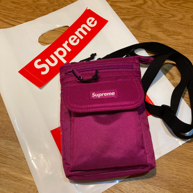 Supreme(シュプリーム)のsupremeシュプリーム　正規品 ショルダーバッグピンク レディースのバッグ(ショルダーバッグ)の商品写真