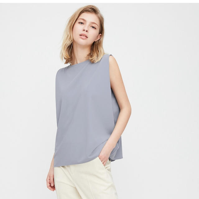 UNIQLO(ユニクロ)のユニクロ　クレープジャージーT ノースリーブ　M 完売色ブルー レディースのトップス(Tシャツ(半袖/袖なし))の商品写真