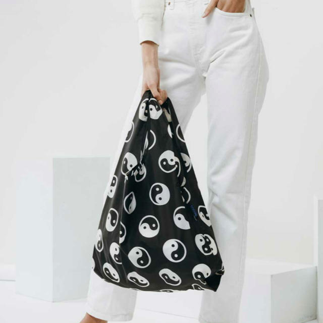 BEAMS(ビームス)の完売商品　BAGGU バグー スタンダード  YinYang レア柄 レディースのバッグ(エコバッグ)の商品写真