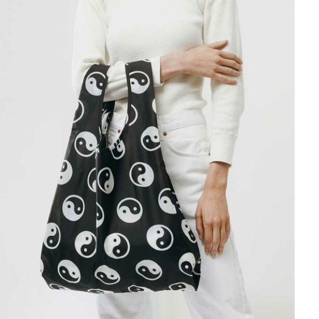 BEAMS(ビームス)の完売商品　BAGGU バグー スタンダード  YinYang レア柄 レディースのバッグ(エコバッグ)の商品写真