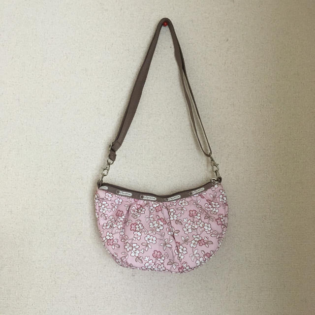 LeSportsac(レスポートサック)のレスポートサック  三日月型ショルダーバッグ　桜　サクラ　 レディースのバッグ(ショルダーバッグ)の商品写真