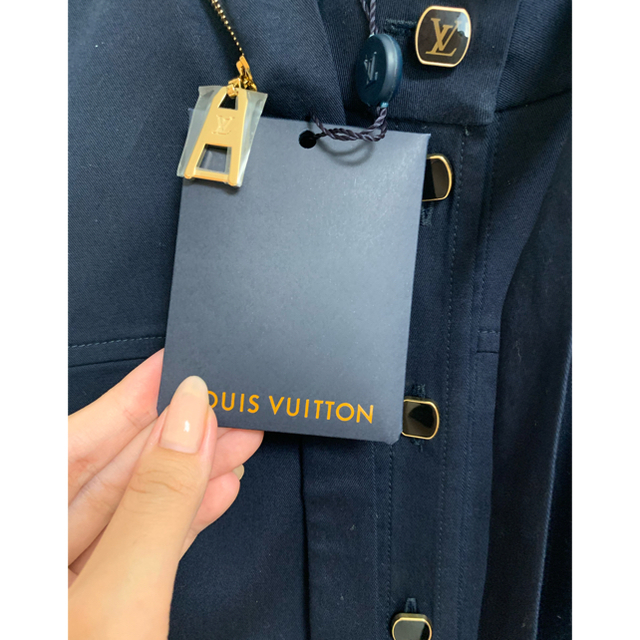 LOUIS VUITTON(ルイヴィトン)のLOUISVUITTON ノースリーブシャツ　ネイビー　新品 レディースのトップス(シャツ/ブラウス(半袖/袖なし))の商品写真
