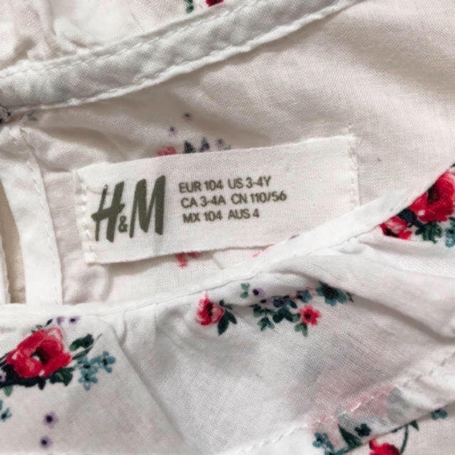 H&M(エイチアンドエム)のH&M 花柄ブラウス　3-4歳(104cm) キッズ/ベビー/マタニティのキッズ服女の子用(90cm~)(ブラウス)の商品写真