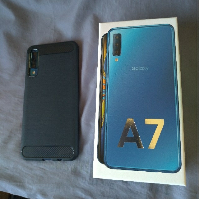 Galaxy(ギャラクシー)の超美品　Galaxy A7 ブルー　おまけ付き　ガラスフイルム　カバーケース付き スマホ/家電/カメラのスマートフォン/携帯電話(スマートフォン本体)の商品写真