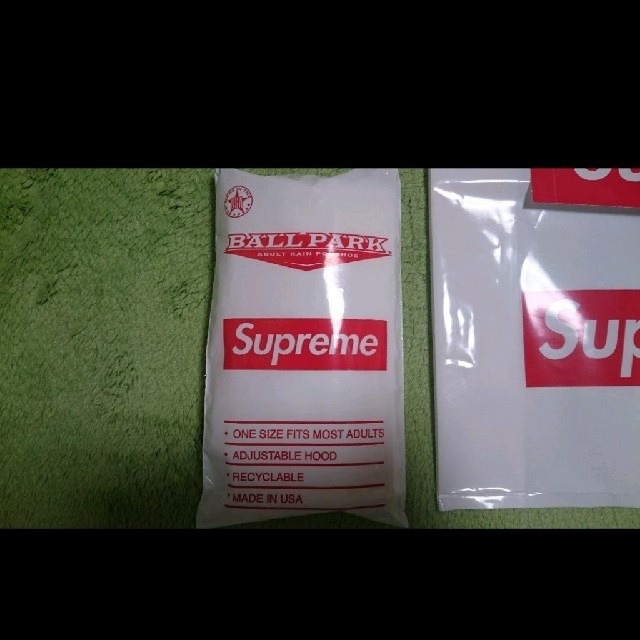 Supreme(シュプリーム)のSupreme シュプリーム ノ カッパ ポンチョ ステッカー ショッパー メンズのジャケット/アウター(ポンチョ)の商品写真