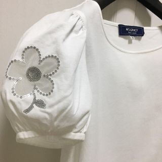 エムズグレイシー(M'S GRACY)のエムズグレイシー ♡お花袖トップス ホワイト 38サイズ(カットソー(半袖/袖なし))