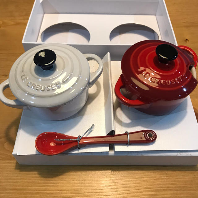 LE CREUSET(ルクルーゼ)の【新品未使用】ル・クルーゼ　ミニココット2個セット　スプーン付 インテリア/住まい/日用品のキッチン/食器(食器)の商品写真