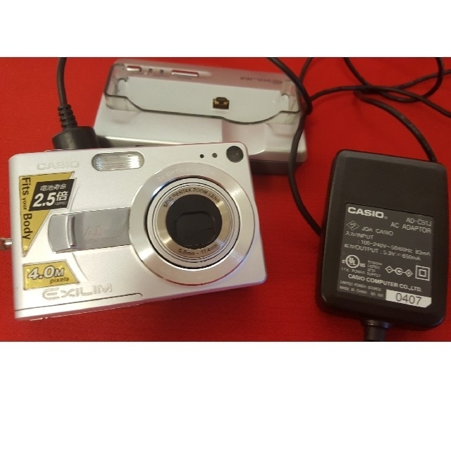 CASIO(カシオ)のCASIO EXILIM ZOOM EX-Z40 シルバー スマホ/家電/カメラのカメラ(コンパクトデジタルカメラ)の商品写真