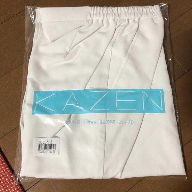 KAZEN 脇ゴムストレートパンツ　スラックス　ホワイト レディースのパンツ(ワークパンツ/カーゴパンツ)の商品写真