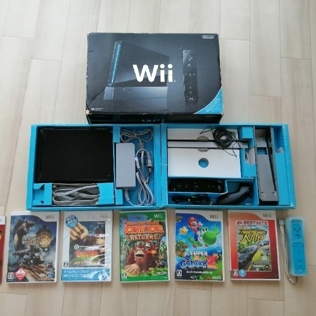 Wii(ウィー)のwii本体&ソフト5本セット エンタメ/ホビーのゲームソフト/ゲーム機本体(家庭用ゲーム機本体)の商品写真