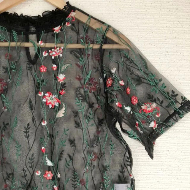 ZARA(ザラ)のチュール&お花刺繍が可愛い(๑˃̵ᴗ˂̵)✨‼️❤️PAGE BOY❤️ブラック レディースのトップス(シャツ/ブラウス(半袖/袖なし))の商品写真