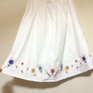 サマンサモスモス(SM2)の花 刺繍 スカート(ひざ丈スカート)