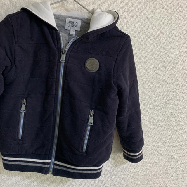 ARMANI JUNIOR(アルマーニ ジュニア)のARMANI JUNIOR ネイビーパーカー　2A 94cm キッズ/ベビー/マタニティのキッズ服男の子用(90cm~)(ジャケット/上着)の商品写真