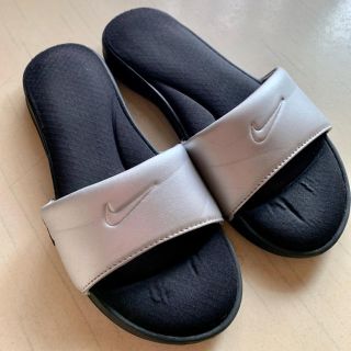 エミアトリエ(emmi atelier)のNIKE 完売品 ULTRA COMFORT SANDAL シルバー サンダル(サンダル)