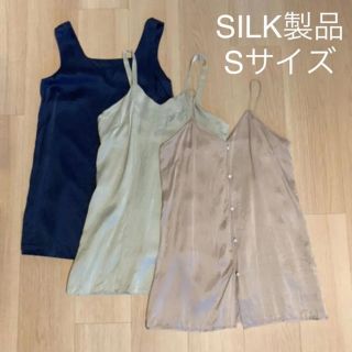 フェリシモ(FELISSIMO)のSILK シルクサテン・ロングキャミソール（ミニスリップ）Sサイズ 3色セット(ルームウェア)