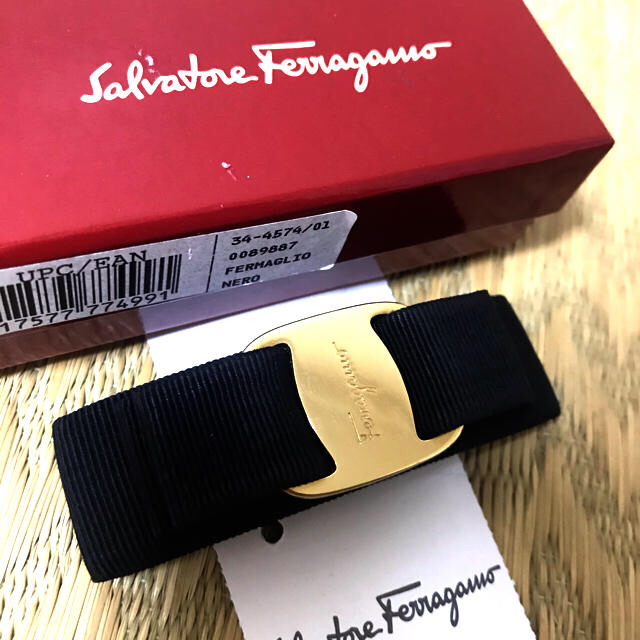 Salvatore Ferragamo(サルヴァトーレフェラガモ)のフェラガモ  バレッタ  ブラック×ゴールド レディースのヘアアクセサリー(バレッタ/ヘアクリップ)の商品写真