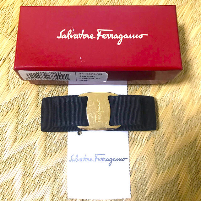 Salvatore Ferragamo(サルヴァトーレフェラガモ)のフェラガモ  バレッタ  ブラック×ゴールド レディースのヘアアクセサリー(バレッタ/ヘアクリップ)の商品写真