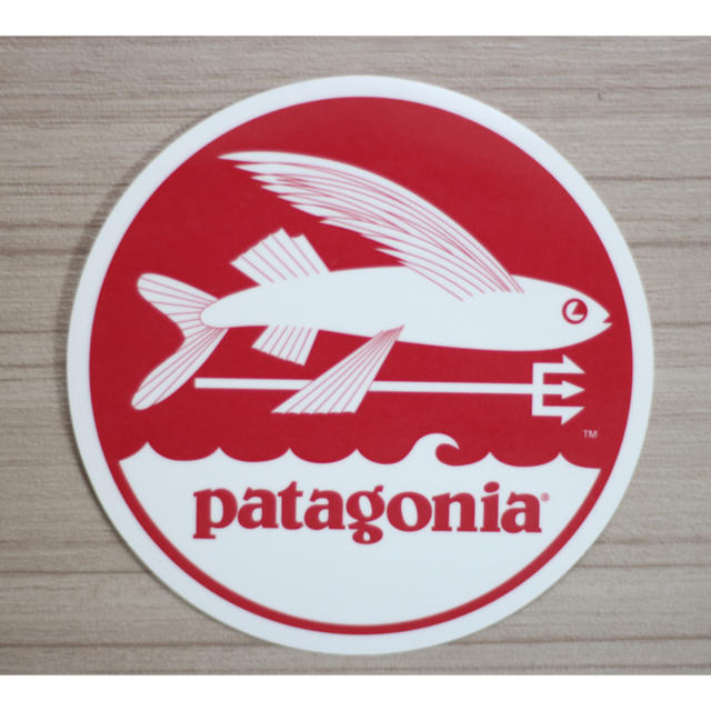 patagonia(パタゴニア)の赤丸　山脈ロゴ　2枚セット スポーツ/アウトドアのスポーツ/アウトドア その他(その他)の商品写真