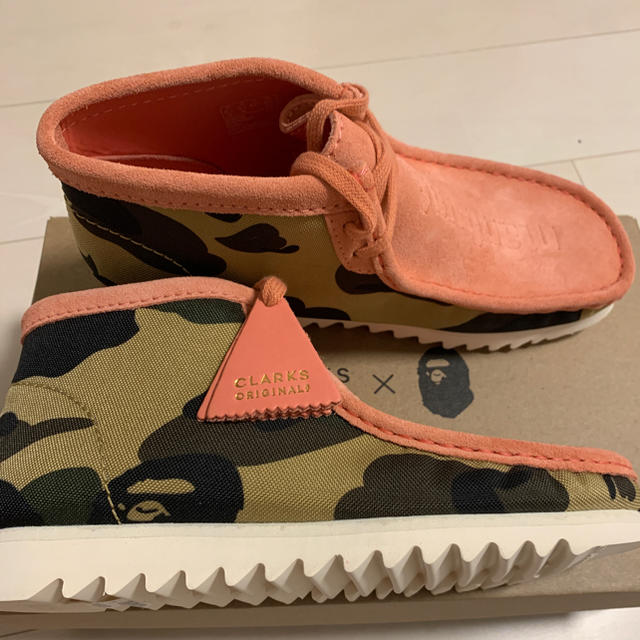 A BATHING APE(アベイシングエイプ)の【新品】A BATHING APE × Clarks ピンク　27.5cm メンズの靴/シューズ(スニーカー)の商品写真