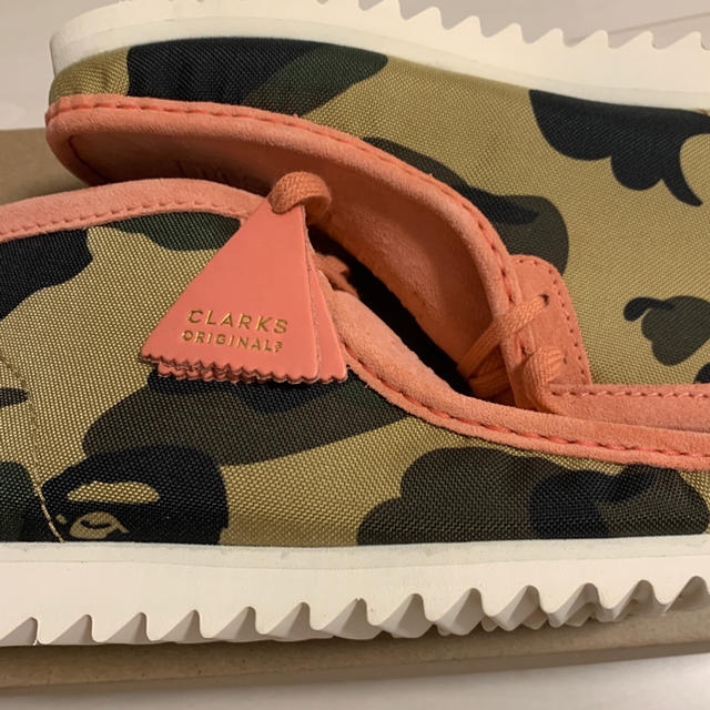 A BATHING APE(アベイシングエイプ)の【新品】A BATHING APE × Clarks ピンク　27.5cm メンズの靴/シューズ(スニーカー)の商品写真