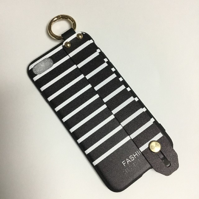 スマホ iPhoneケース 新品 白黒 ボーダー リング付き スマホ/家電/カメラのスマホアクセサリー(iPhoneケース)の商品写真