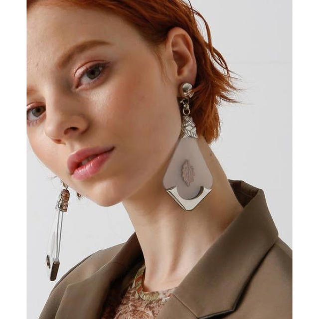 BEAUTY&YOUTH UNITED ARROWS(ビューティアンドユースユナイテッドアローズ)のfumie tanaka Press leaf earring レディースのアクセサリー(イヤリング)の商品写真