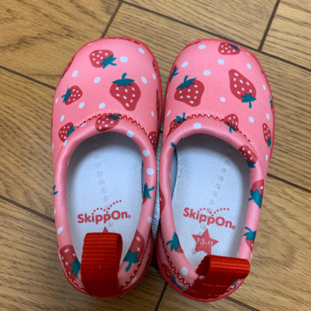 crocs(クロックス)のSKIPPON(スキッポン)の可愛い苺柄🍓13cm キッズ/ベビー/マタニティのベビー靴/シューズ(~14cm)(スリッポン)の商品写真