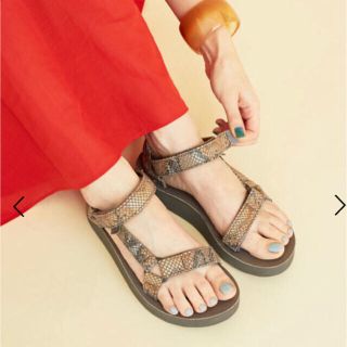 【新品】＜TEVA（テバ）＞∴パイソンプリント ミッドフォーム ユニバーサル(サンダル)