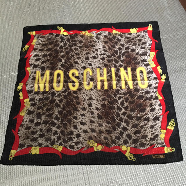 MOSCHINO(モスキーノ)のモスキーノ ハンカチ スカーフ ヒョウ柄 マスク 赤 リボン 小物 レディースのファッション小物(ハンカチ)の商品写真