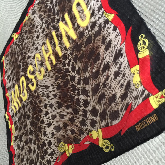 MOSCHINO(モスキーノ)のモスキーノ ハンカチ スカーフ ヒョウ柄 マスク 赤 リボン 小物 レディースのファッション小物(ハンカチ)の商品写真