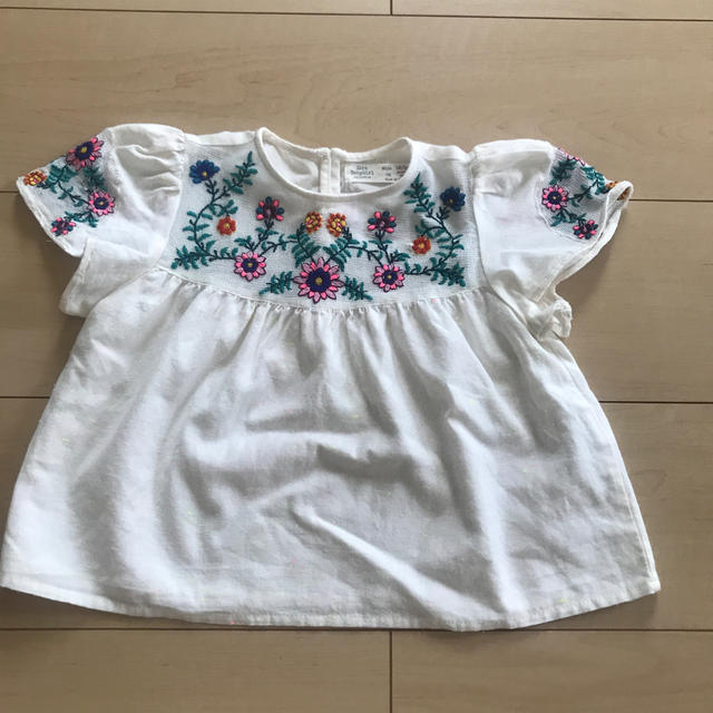 ZARA KIDS(ザラキッズ)のZARAベビー　刺繍ブラウス キッズ/ベビー/マタニティのキッズ服女の子用(90cm~)(ブラウス)の商品写真