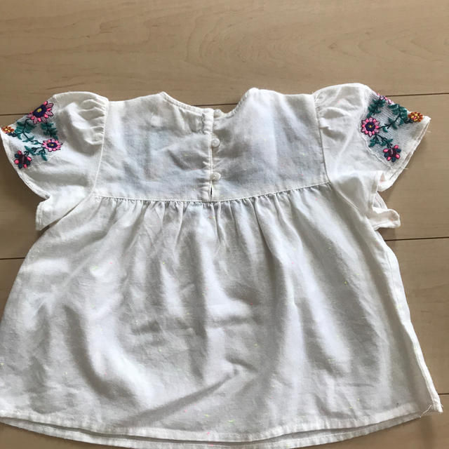 ZARA KIDS(ザラキッズ)のZARAベビー　刺繍ブラウス キッズ/ベビー/マタニティのキッズ服女の子用(90cm~)(ブラウス)の商品写真