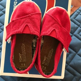 トムズ(TOMS)のTOMS スリッポン シューズ T5 13センチ 赤(スリッポン)