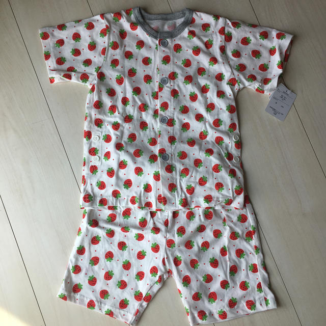 しまむら(シマムラ)のいちごパジャマ　キッズ　100cm  新品　 キッズ/ベビー/マタニティのキッズ服女の子用(90cm~)(パジャマ)の商品写真