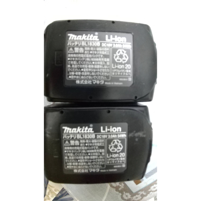 Makita(マキタ)のせら様専用cl181fdzw バッテリー二個、充電機 スマホ/家電/カメラの生活家電(掃除機)の商品写真