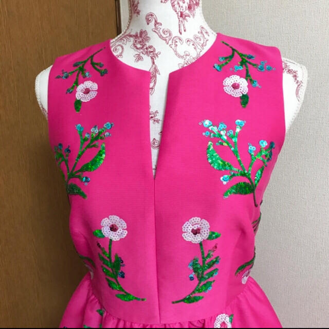 kate spade new york(ケイトスペードニューヨーク)の《美品》floral embellished fit &flare dress♪ レディースのワンピース(ひざ丈ワンピース)の商品写真